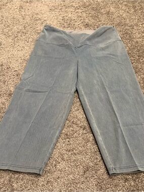 intro. Women's Light Blue Capri Pants